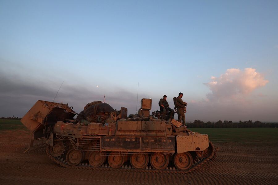 Soldados israelíes a bordo de un vehículo militar en una zona cercana a la frontera entre Israel y Gaza, en el sur de Israel.