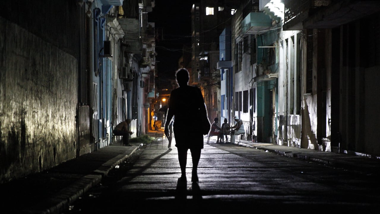 El apagón dejó sin servicio eléctrico a toda la isla, según informó la Unión Eléctrica de Cuba.