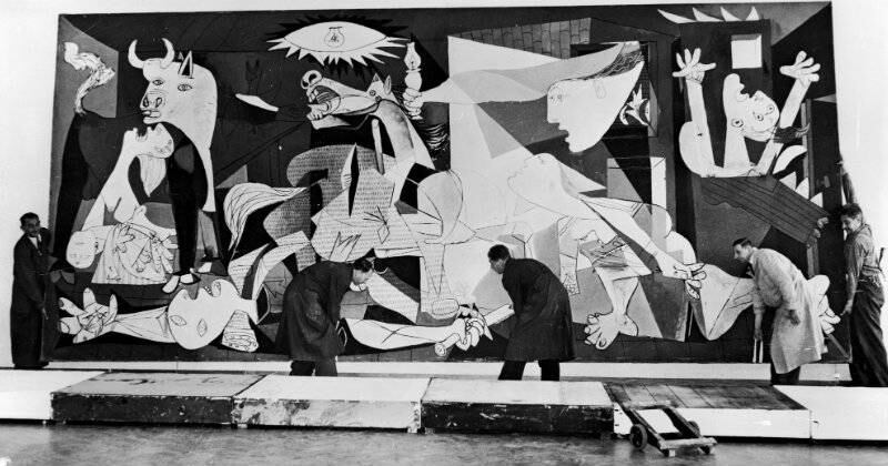 La obra siendo preparada para exhibición en Amsterdam en 1956. Foto: Keystone/Hulton Archive/Getty Images.