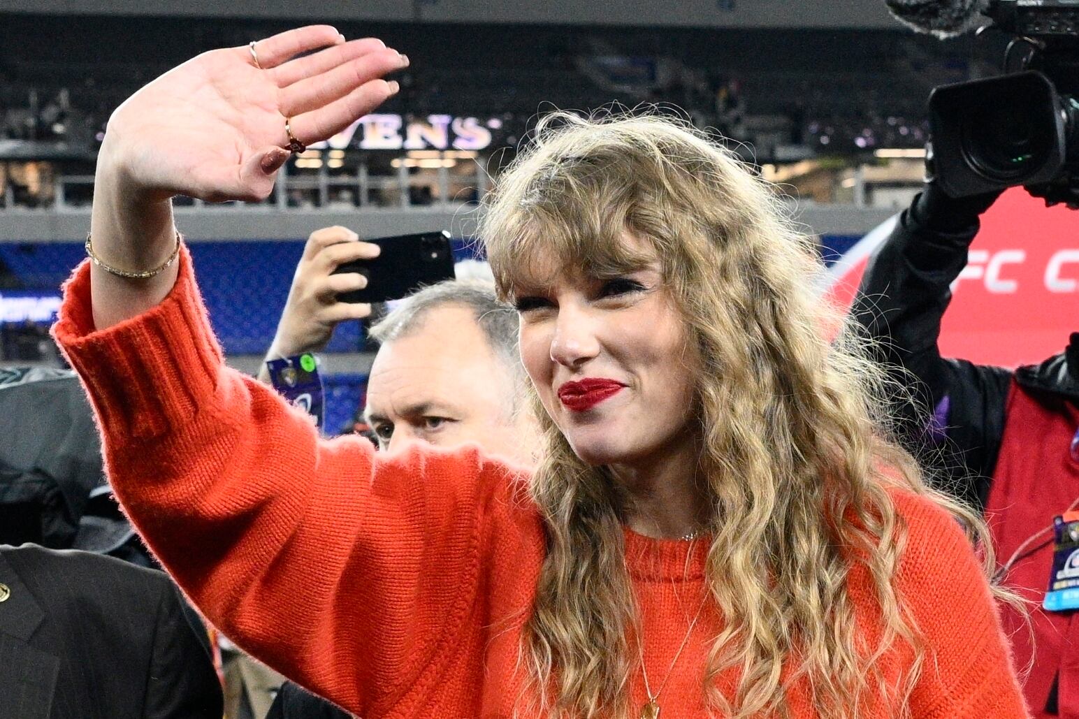 Taylor Swift saluda tras el partido de campeonato AFC NFL entre los Ravens de Baltimore y los Chiefs de Kansas City el domingo 28 de enero de 2024, en Baltimore.