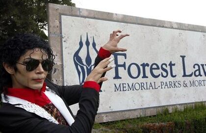 Un imitador de Michael Jackson, en la entrada al cementerio Forest Lawn, donde fue sepultado.