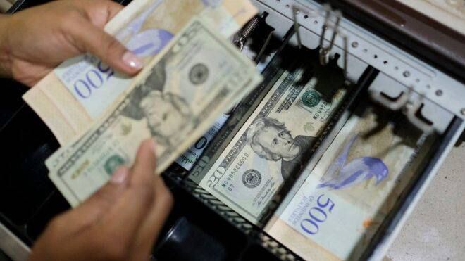 En Venezuela se ha vuelto una constante que se use el dólar junto al bolívar a la hora de hacer transacciones. 