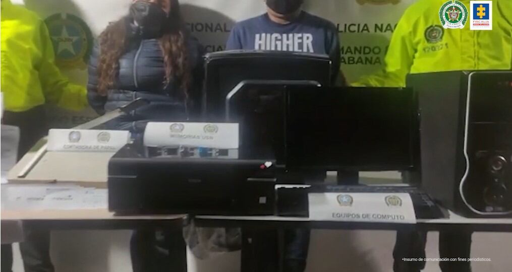 Dos personas fueron capturadas por poner en marcha una red de falsificadores que centraron su actividad en carnets de vacunas contra el Covid-19 en Bogotá y Cundinamarca.