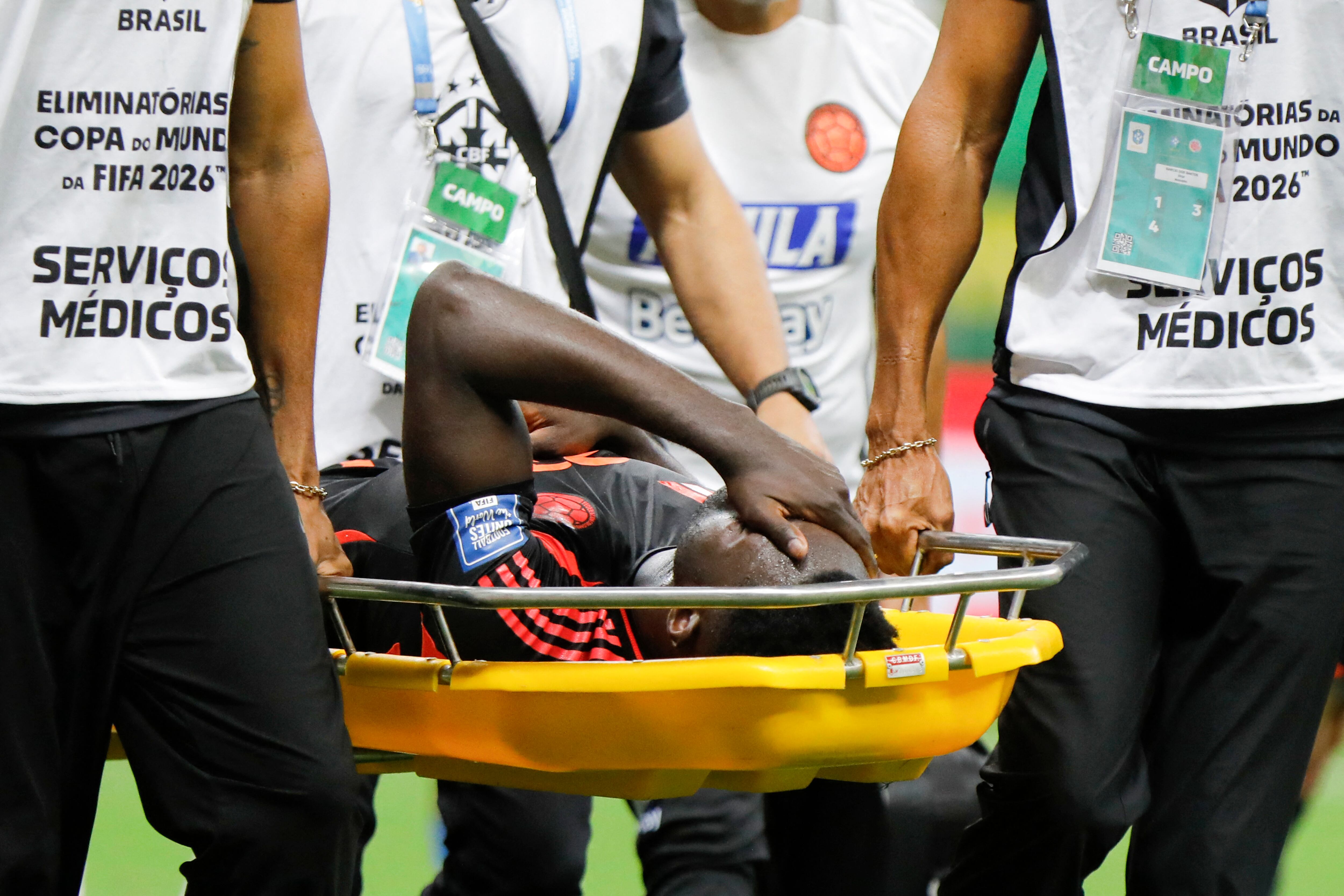 Davinson Sánchez salío retirado en camilla del juego con Brasil