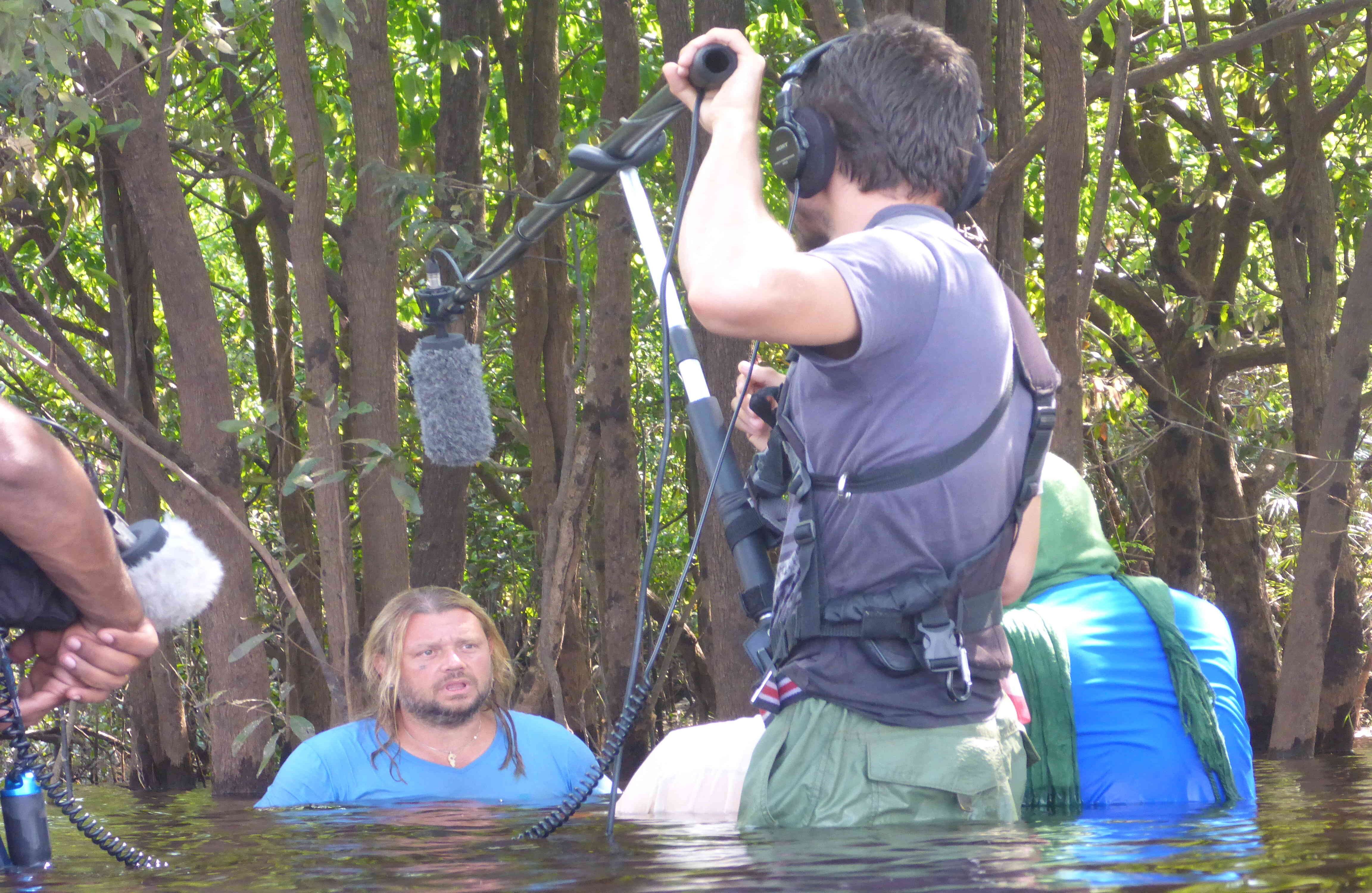 “Solo íbamos a estar donde estábamos cinco días más, era al final de dos meses de grabación, y él dijo que miraría su horario. Me colgó y pensé que lo había perdido por completo. Me llamó a los 10 minutos y dijo que podía llegar el miércoles, nuestro último día. Fue un proceso tan extraño como milagroso. Él viajó en un 'red-eye' y lo llevamos del aeropuerto directamente a grabar en el agua. Nosotros sabíamos el papel de él en la controversia, pero él no sabía que sabíamos. No queríamos esconderlo, íbamos a hablar con él de eso pero no pensamos que nos iba a decir la verdad, que iba a negarlo o algo. No esperábamos lo que pasó”. 