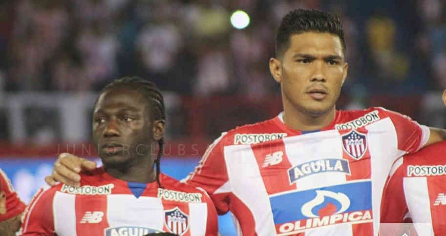 Teo y Chará con la camiseta del Junior de Barranquilla