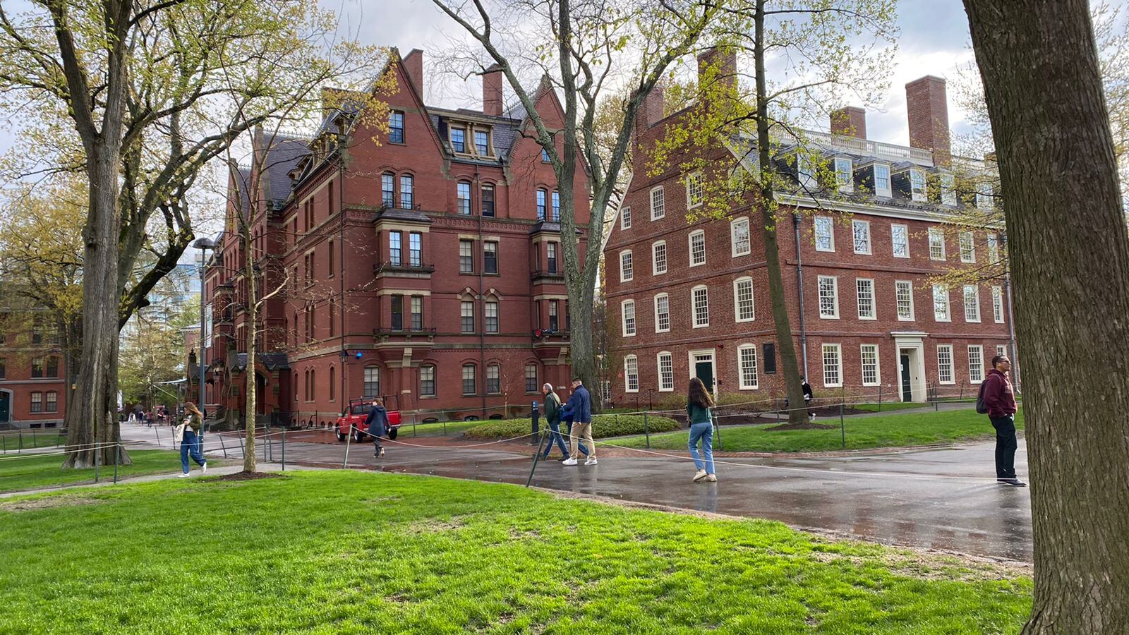 Campus Universidad de Harvard y escultura de John Harvard.