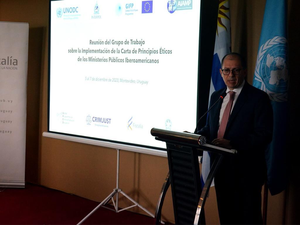Fiscal Barbosa fortalece cooperación internacional con su homólogo de Uruguay; participó en el Grupo de Ética en Montevideo