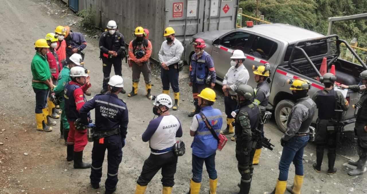 Comisión de organismos nacionales y departamentales que buscan a dos mineros que habrían desaparecido en Buriticá, Antioquia.