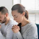 Rezar en pareja para pedir por los problemas.