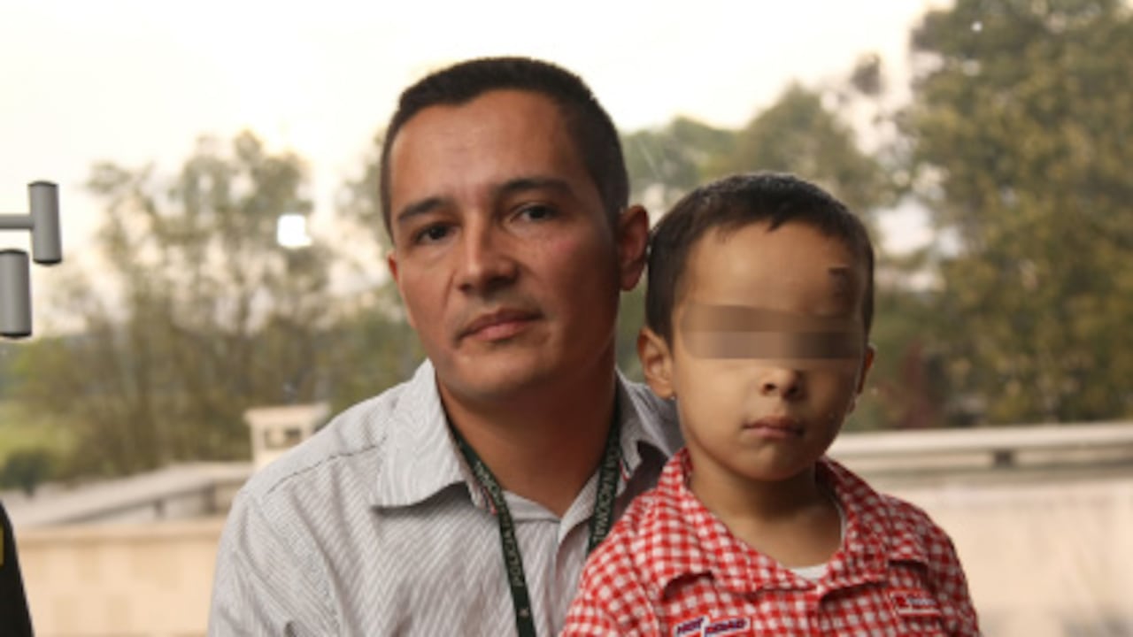 El capitán Claros y su hijo Felipe dos semanas después del ataque que acabó con la vida de su esposa y su bebé.