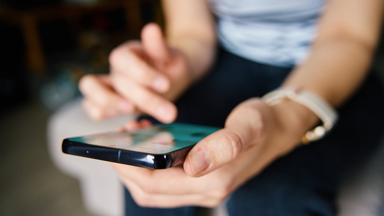 Según la psicología, esto significa que una persona siempre tenga el celular en silencio
