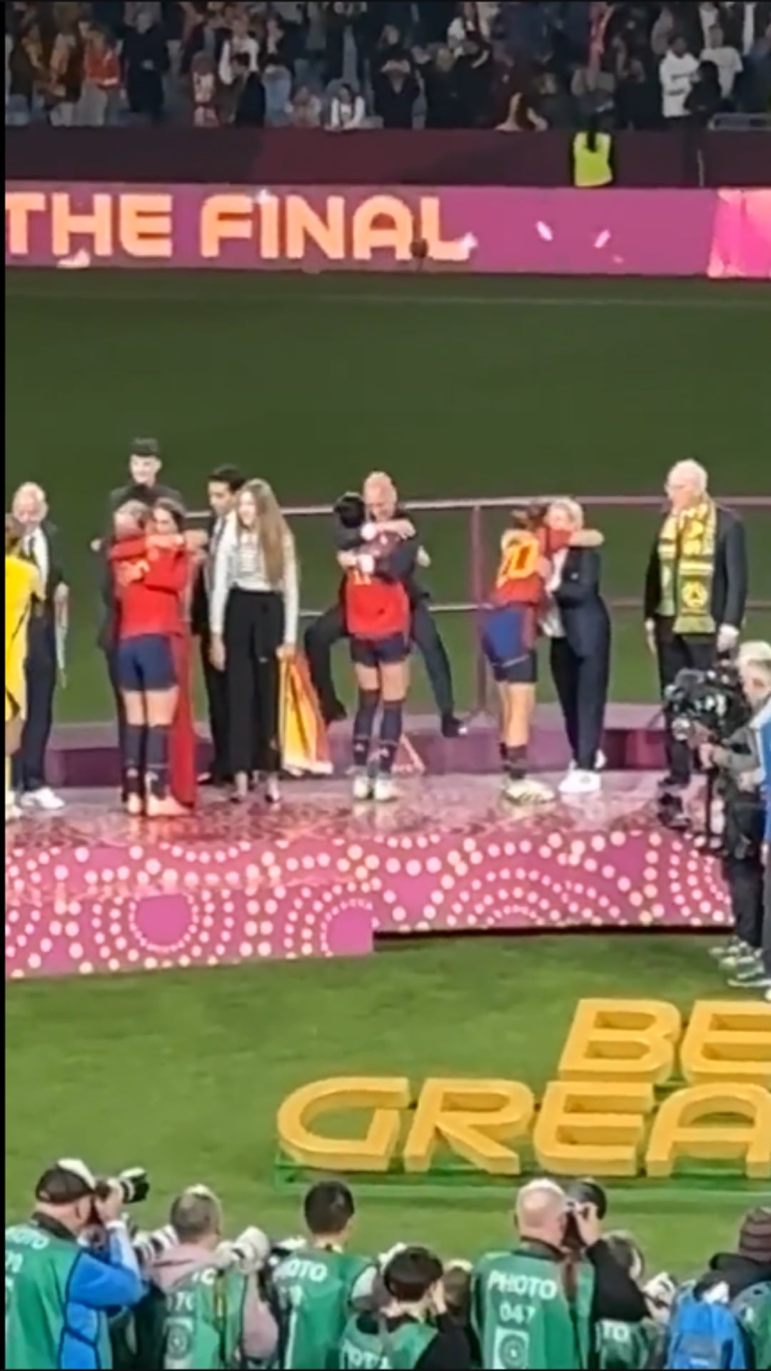 El presidente abraza a la jugadora y queda suspendido en el aire mientras Hermoso lo sujeta