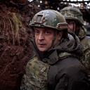 DONBASS, UCRANIA - 06 DE DICIEMBRE: (----USO EDITORIAL ÚNICAMENTE - CRÉDITO OBLIGATORIO - "PRESIDENCIA UCRANIANA / FOLLETO" - SIN MARKETING SIN CAMPAÑAS PUBLICITARIAS - DISTRIBUIDO COMO SERVICIO A LOS CLIENTES----) El presidente ucraniano Volodymyr Zelensky visita el frente Posiciones de línea del ejército ucraniano en Donbass, Ucrania, el 6 de diciembre de 2021. (Foto de la Presidencia de Ucrania / Folleto / Agencia Anadolu a través de Getty Images)