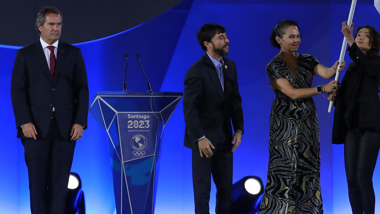 Neven Ilic, presidente de Panam Sports, entregando la bandera olímpica a Jaime Pumarejo, exalcalde de Barranquilla, y Astrid Rodríguez, Ministra del Deporte