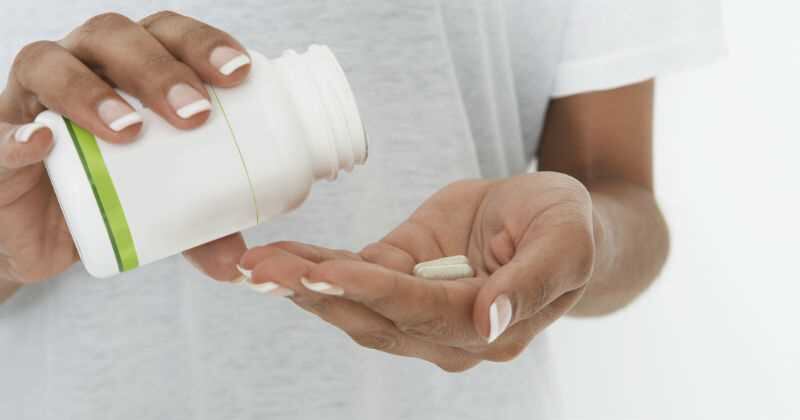 De acuerdo con los ensayos clínicos, la pastilla de Merck es eficaz y reduce a la mitad de los ingresos a los hospitalizaciones. 