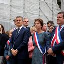 El ministro del Interior de Francia, Gerald Darmanin, y funcionarios locales participan en una acción nacional en Reims, norte de Francia, el 3 de julio de 2023, después de que los alcaldes de Francia llamaran a la población y a los representantes electos a reunirse frente a todos los ayuntamientos al mediodía. , invocando la "movilización cívica" tras el violento ataque a la casa del alcalde de L'Hay-les-Roses (Val-de-Marne), que desató una ola de indignación en todo el país.