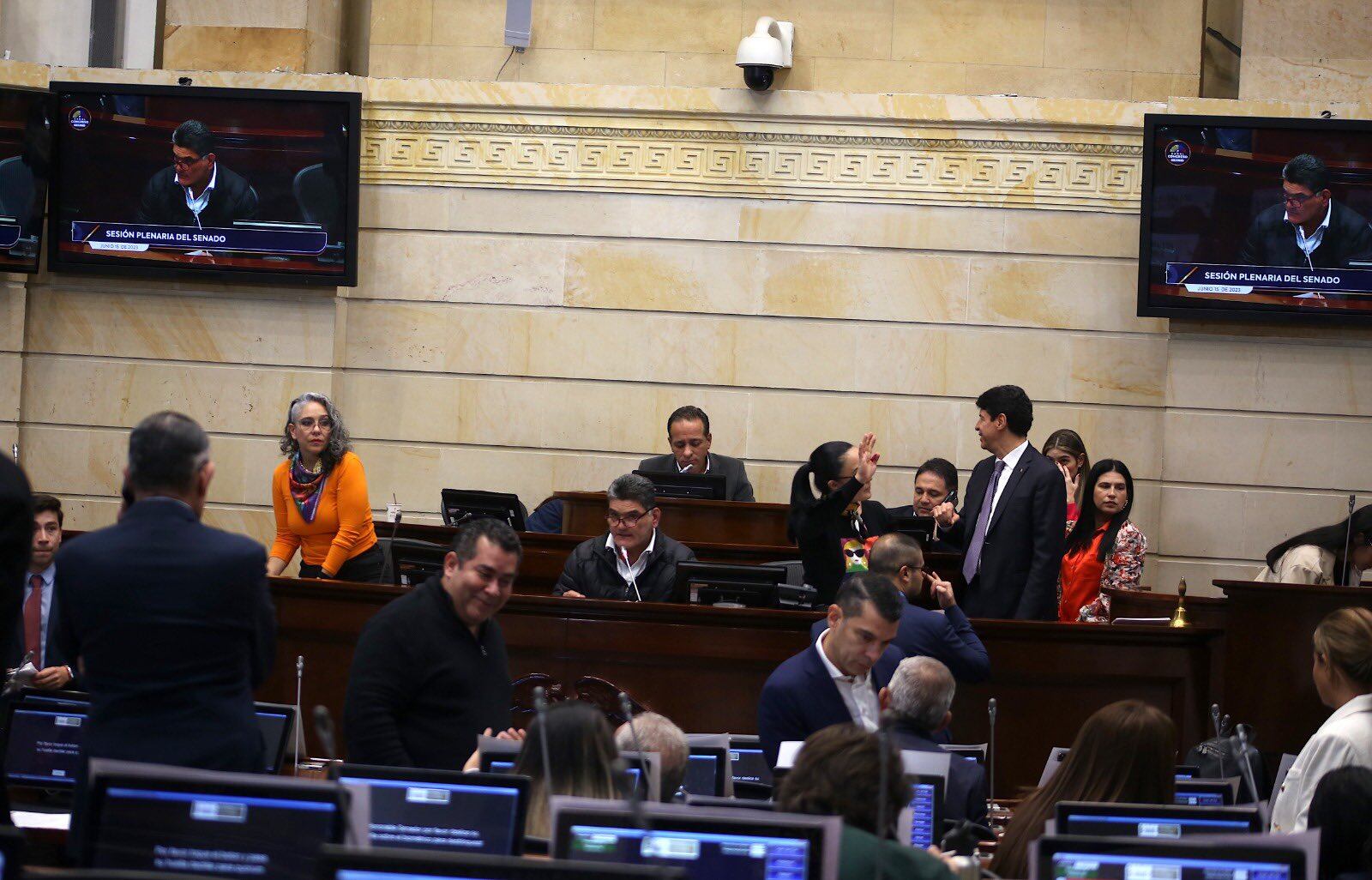 La discusión tuvo que ser suspendida después de un fuerte agarrón entre los senadores Inti Asprilla y Jota Pe Hernández.