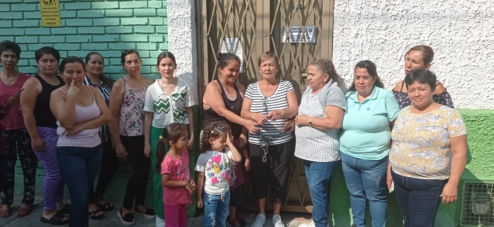 Como acto de protesta se pusieron cadenas en sus manos.