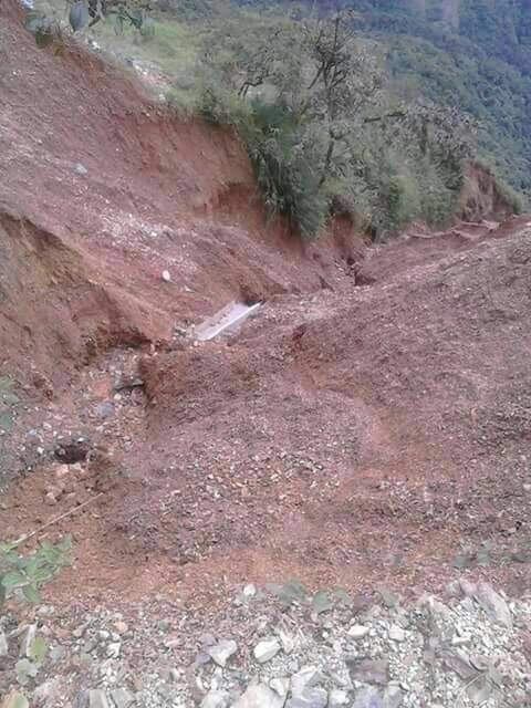 Derrumbe en Chocó: la comunidad debe bajar a los enfermos de los carros para hacer trasbordo pasando por el deslizamiento.