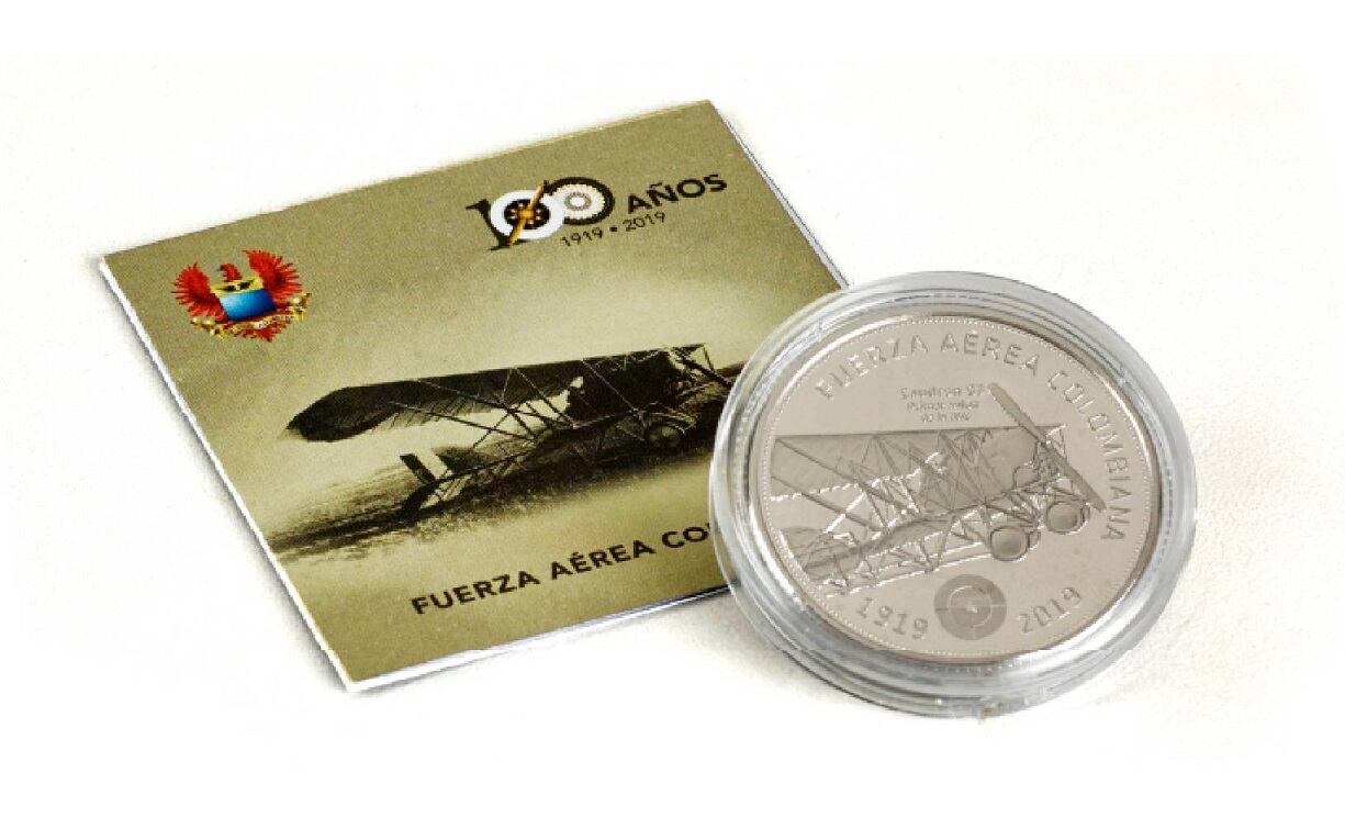 La moneda tiene una dimensión aproximada de 35 milímetros de diámetro y un valor nominal de 10.000 pesos.