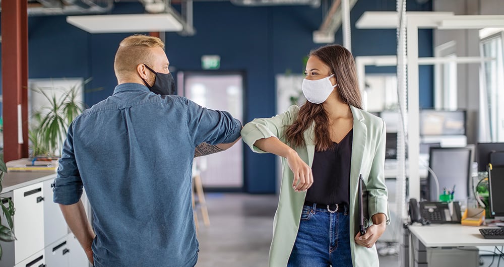 Con el avance en la vacunación y el descenso de los casos, varias empresas del país retornaron a sus oficinas. Sin embargo, la variante delta crea nuevas dudas e incertidumbre en este proceso.