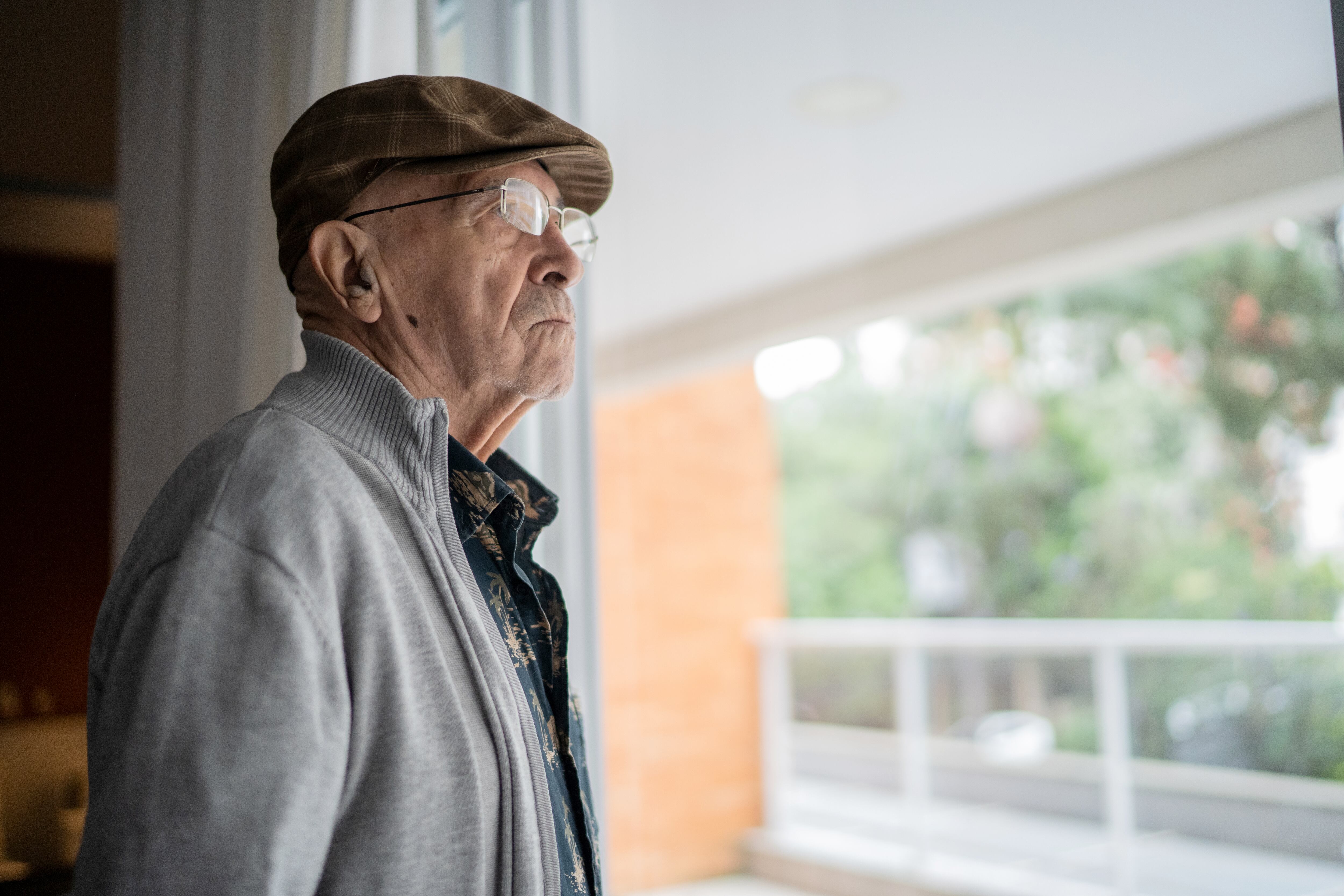 Hombre mayor, contemplar, en casa