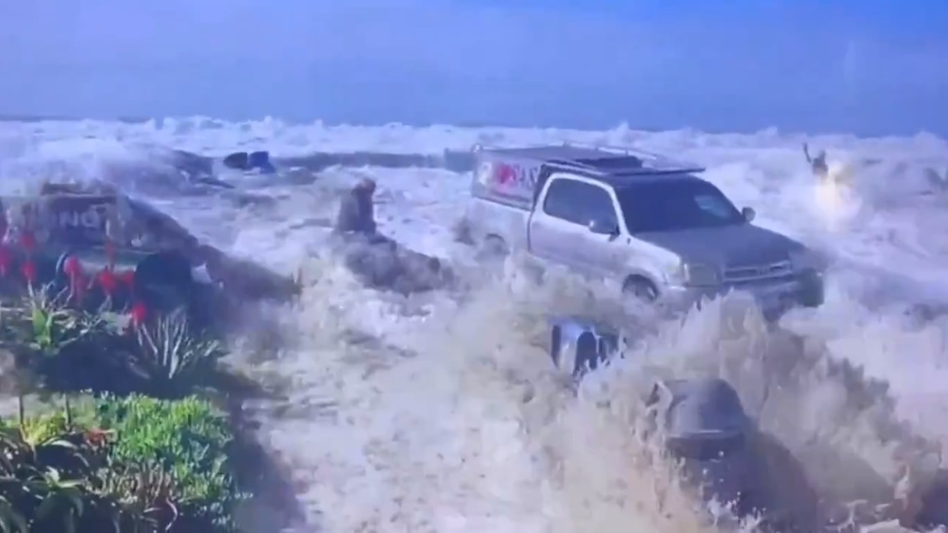 Enorme y aterradora ola golpea una playa de California, hiriendo a 8 personas.