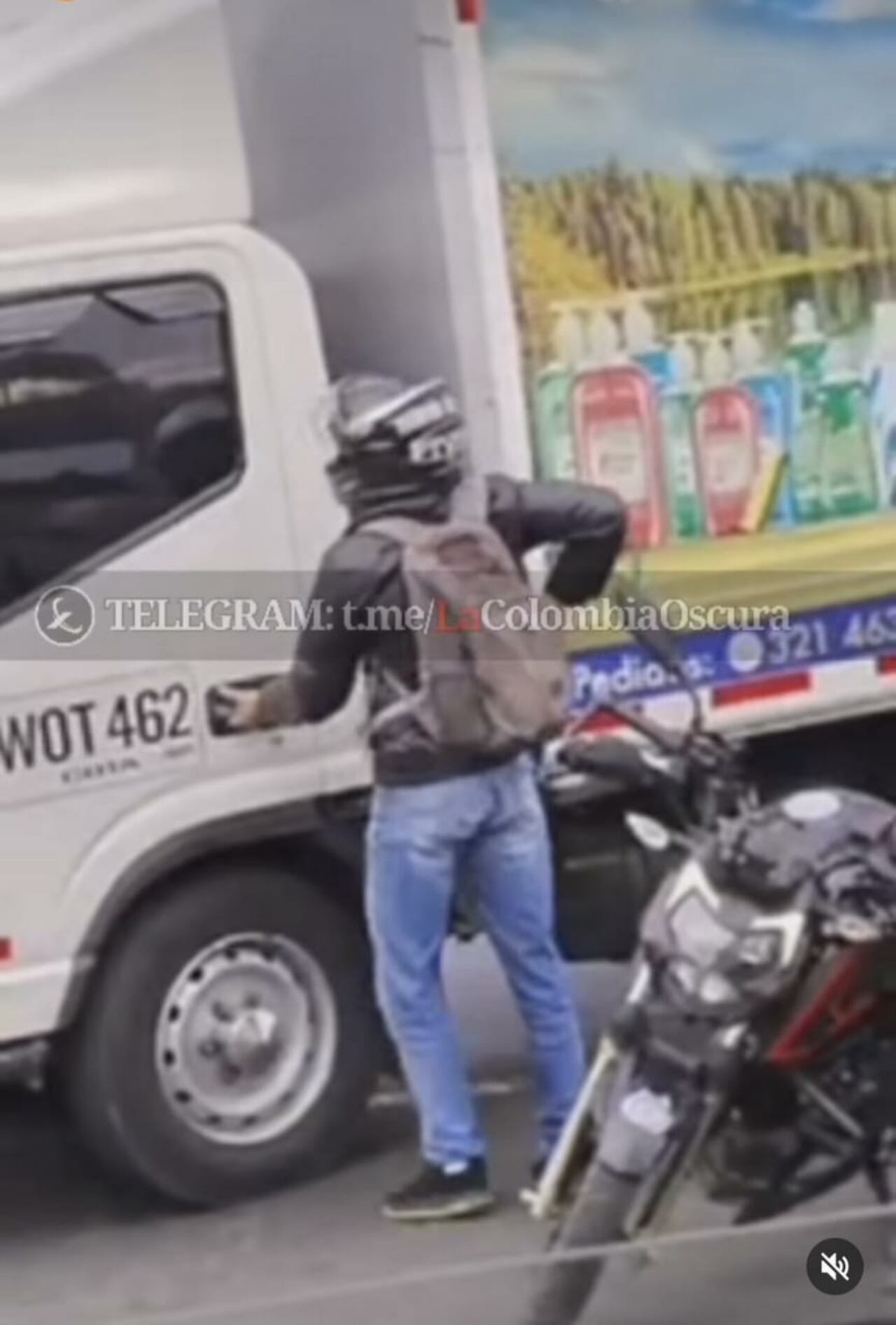 El motociclista no se rindió en su intento por herir al conductor.