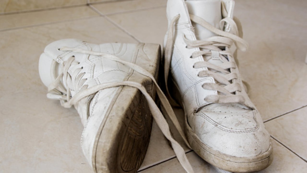 Los zapatos blancos suelen ensuciarse muy fácilmente.