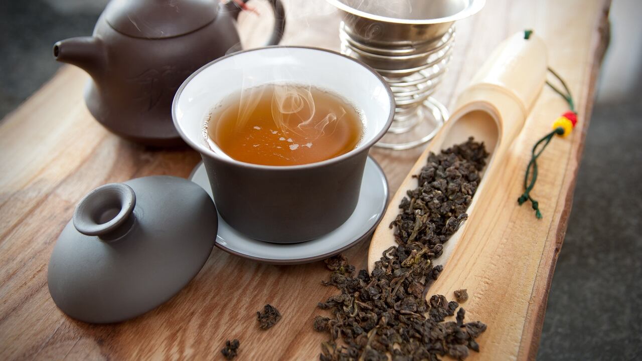 El té oolong es rico en antioxidantes y acelera el metabolismo, ayudando a adelgazar.