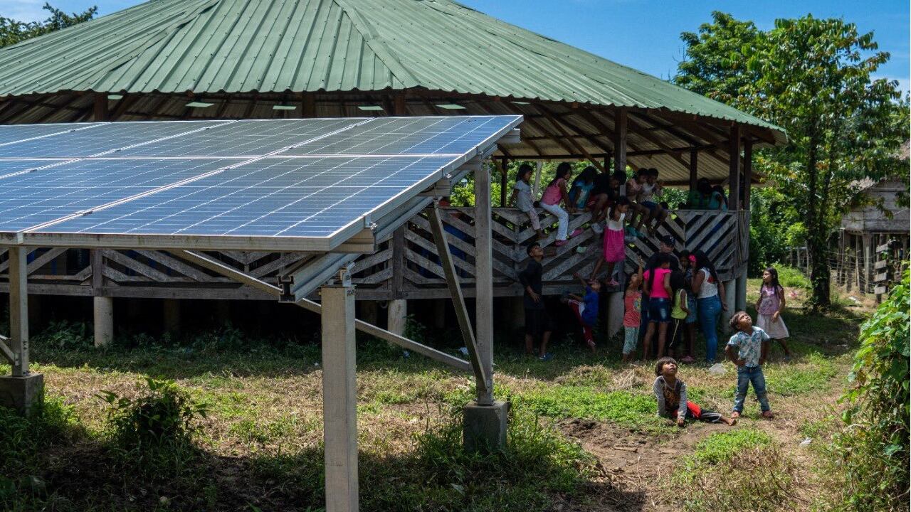 Indígenas en Chocó son reparados con paneles solares los cuales les llevan energía a su comunidad