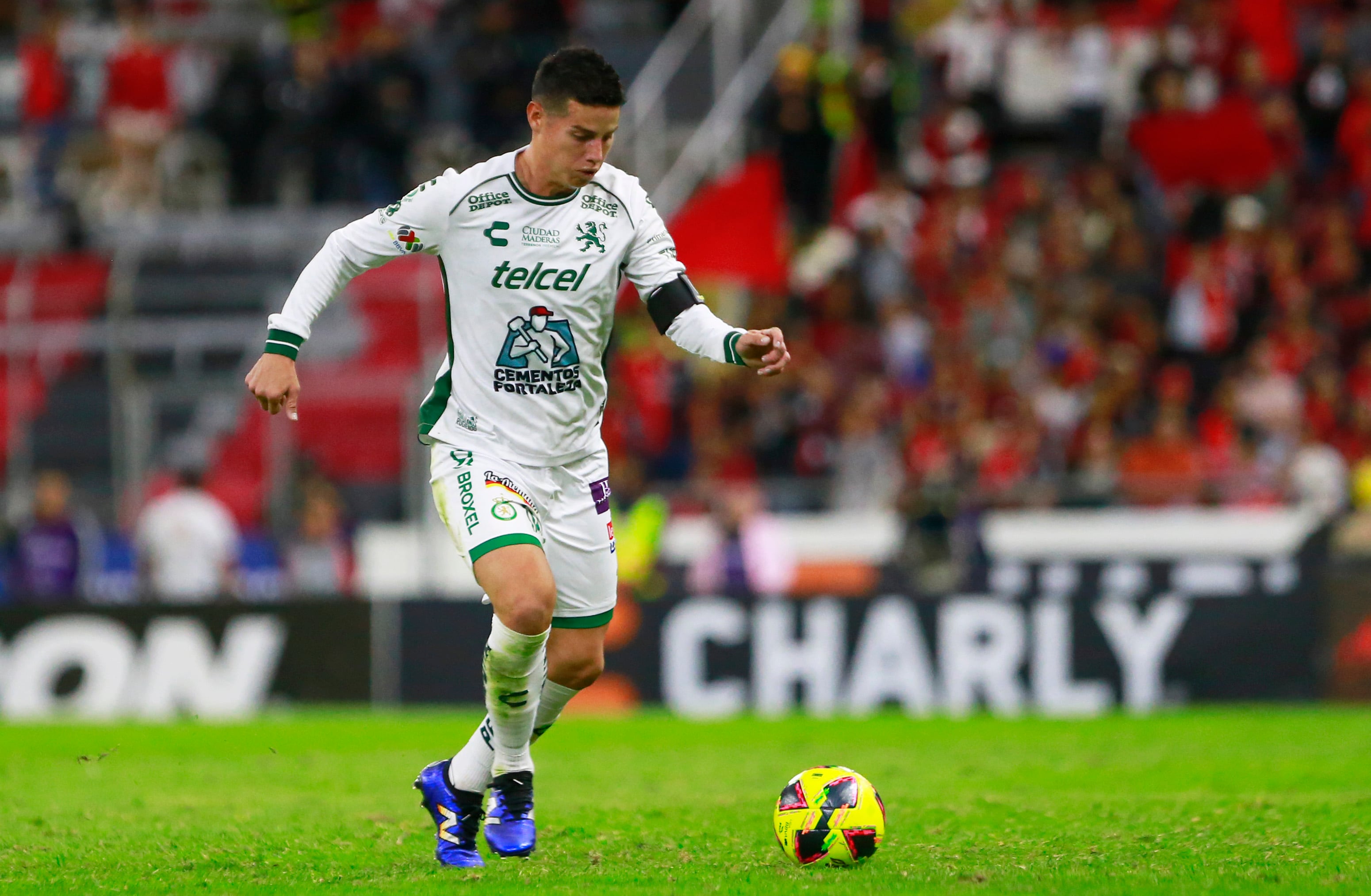 GUADALAJARA, MEXICO - JANUARY 18: James Rodriguez of Leon controls the ball during the 2nd round match between Atlas and Leon as part of the Torneo Clausura 2025 Liga MX at Estadio Jalisco on January 18, 2025 in Guadalajara, Mexico. (Photo by Alfredo Moya/Jam Media/Getty Images)