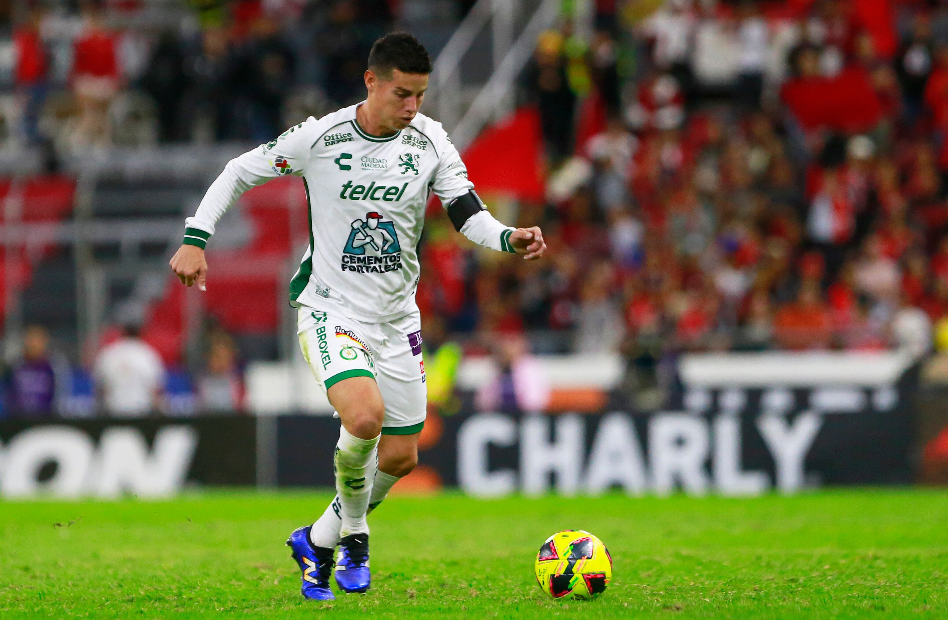 GUADALAJARA, MEXICO - JANUARY 18: James Rodriguez of Leon controls the ball during the 2nd round match between Atlas and Leon as part of the Torneo Clausura 2025 Liga MX at Estadio Jalisco on January 18, 2025 in Guadalajara, Mexico. (Photo by Alfredo Moya/Jam Media/Getty Images)