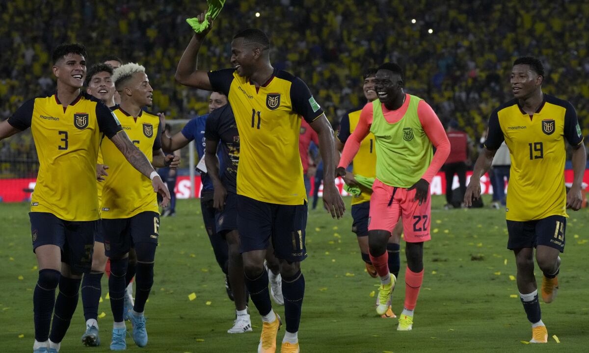 GUAYAQUIL, ECUADOR - MARCH 29: Players of Ecuador celebrate being qualified to the world cup after the FIFA World Cup Qatar 2022 qualification match between Ecuador and Argentina at Estadio Monumental on March 29, 2022 in Guayaquil, Ecuador. (Photo by Getty Images/Dolores Ochoa - Pool)
