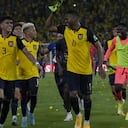 GUAYAQUIL, ECUADOR - MARCH 29: Players of Ecuador celebrate being qualified to the world cup after the FIFA World Cup Qatar 2022 qualification match between Ecuador and Argentina at Estadio Monumental on March 29, 2022 in Guayaquil, Ecuador. (Photo by Dolores Ochoa - Pool/Getty Images)