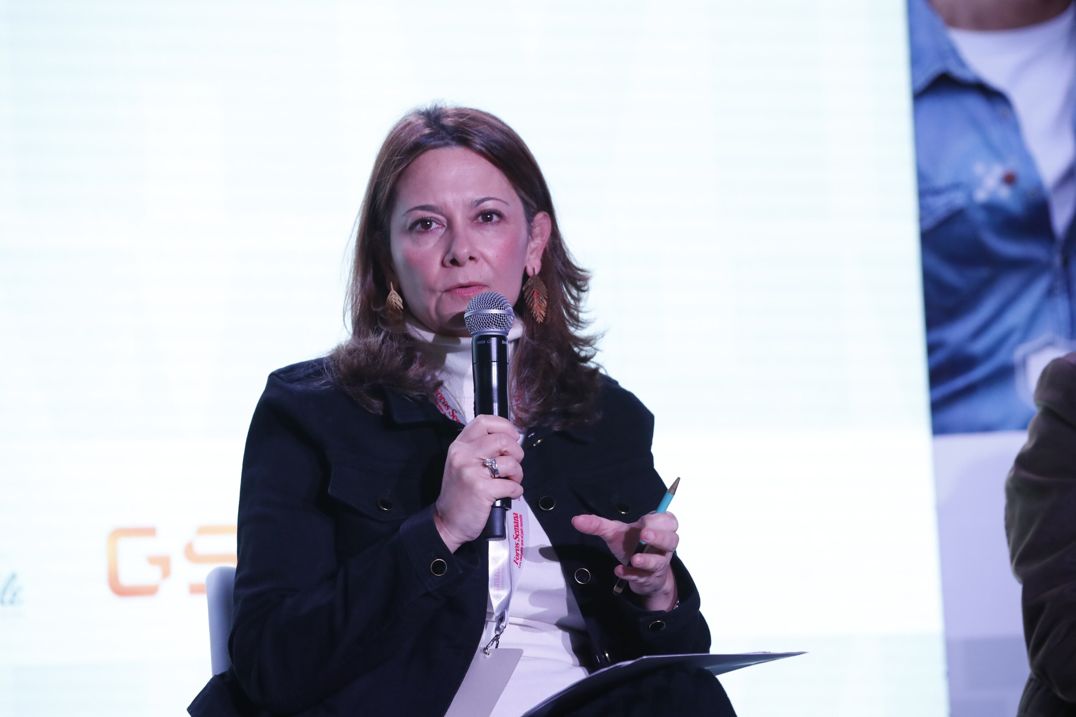 Ana María Vesga, presidenta de ACEMI, explicó que es fundamental avanzar en la búsqueda de rutas que obliguen a los contratistas a trabajar con base en resultados. De esa manera, mejorar el tiempo de atención para los pacientes