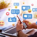 Me gusta y comparte las redes sociales. Manos sosteniendo smartphone con iconos de redes sociales. Concepto de marketing.