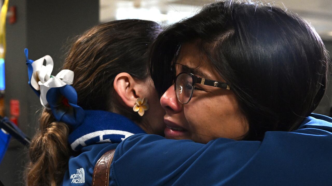 Activistas y simpatizantes esperan la llegada de presos políticos de Nicaragua al Aeropuerto Internacional Dulles en Dulles, Virginia, el 9 de febrero de 2023. (Foto de ANDREW CABALLERO-REYNOLDS / AFP)