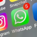 Londres, Reino Unido - 02 de agosto de 2018: Los botones de WhatsApp, Facebook, Instagram, Snapchat y Youtube en la pantalla de un iPhone.