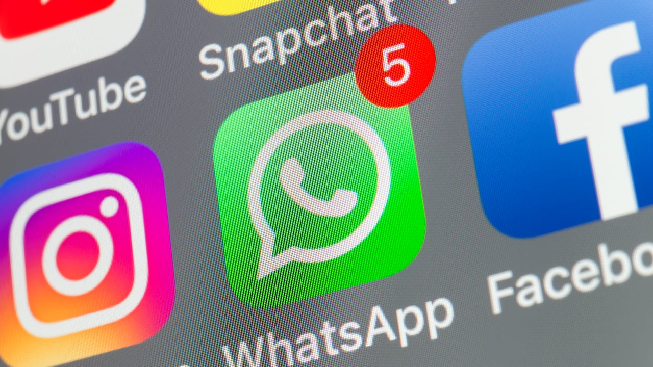 Londres, Reino Unido - 02 de agosto de 2018: Los botones de WhatsApp, Facebook, Instagram, Snapchat y Youtube en la pantalla de un iPhone.