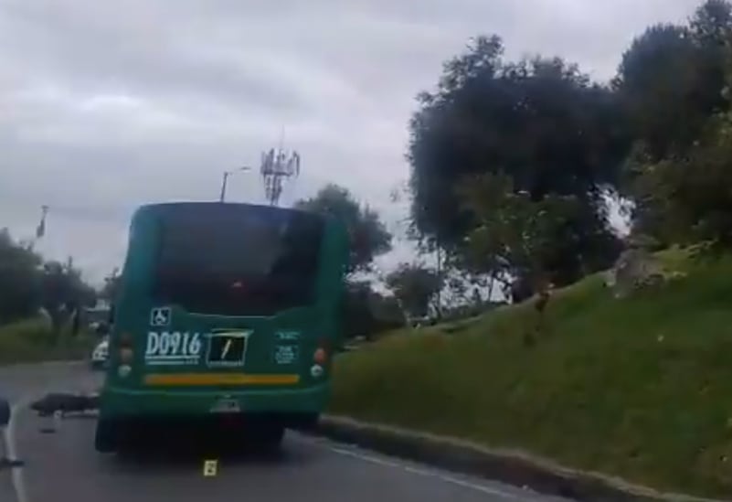 Accidente en el que murió un motociclista este domingo 1 de febrero, en Bogotá.