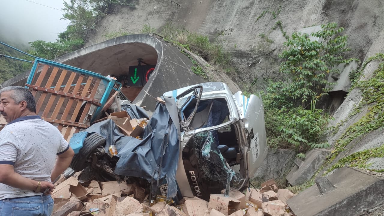 Por fortuna, el conductor salió ileso del aparatoso accidente.