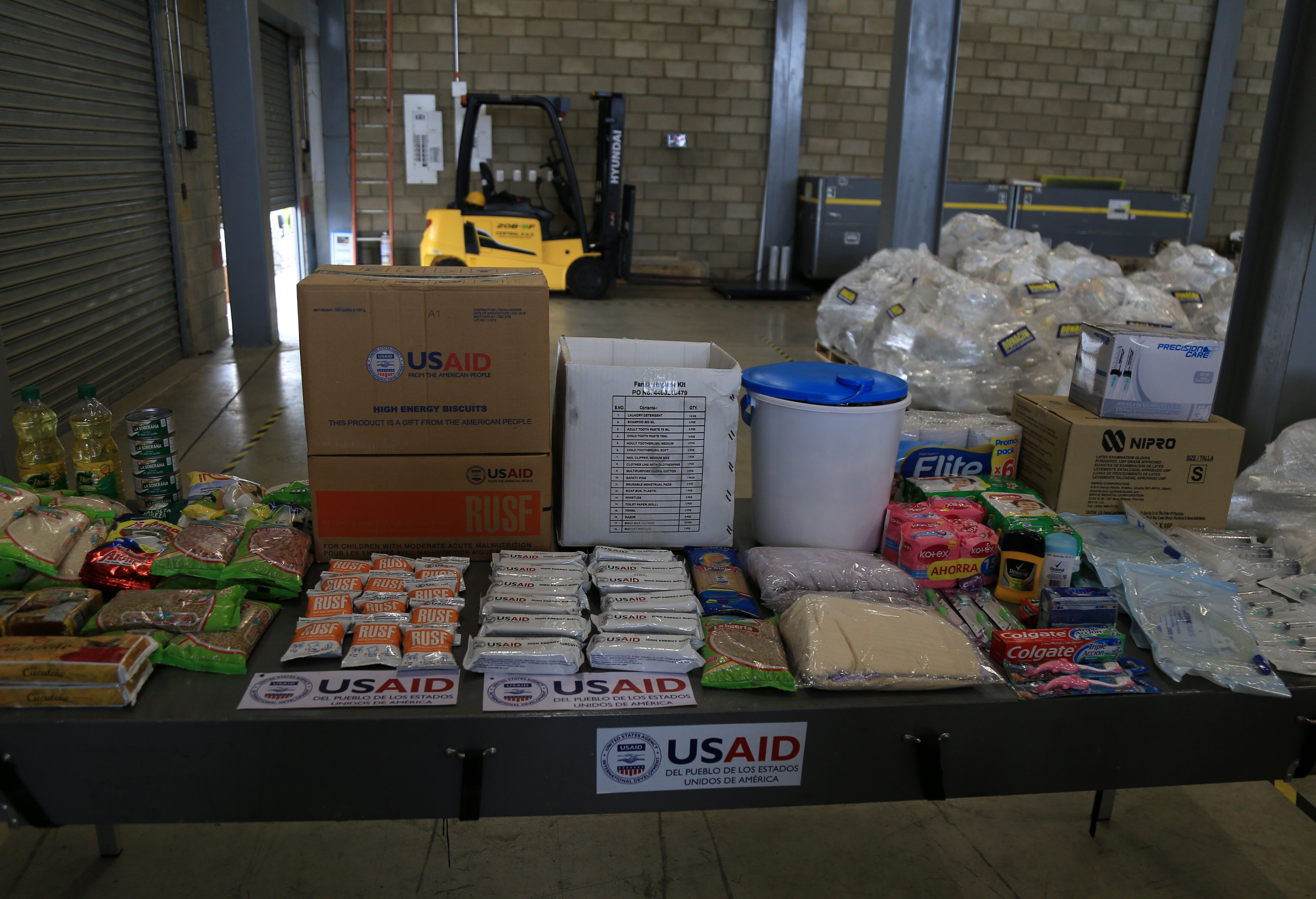 CUCUTA, COLOMBIA - 21 DE FEBRERO: Suministros humanitarios enviados por la Agencia de los Estados Unidos para el Desarrollo Internacional (USAID) esperan en el Puente Internacional Tienditas en la ciudad fronteriza de Cúcuta, Colombia, el 21 de febrero de 2019.