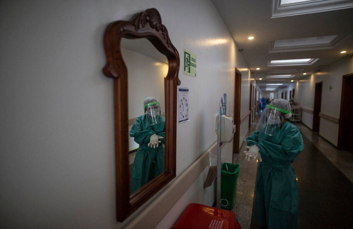 Una profesional de la salud se alista con desinfección para atender a pacientes graves/ Foto: Esteban Vega/ SEMANA