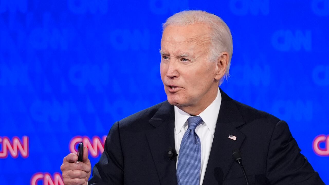 El presidente Joe Biden habla durante un debate presidencial con el candidato presidencial republicano, el expresidente Donald Trump, el jueves 27 de junio de 2024 en Atlanta.