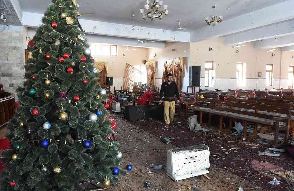Un investigador pakistaní recoge pruebas un día después de un ataque suicida en la Iglesia Metodista en Quetta el 18 de diciembre de 2017. Un atentado suicida con bomba contra una iglesia de Pakistán reivindicado por el grupo Estado Islámico causó la muerte de al menos ocho personas e hirió a 30 durante un servicio el 17 de diciembre, poco más de una semana antes de Navidad. Foto: AFP / BANARAS KHAN