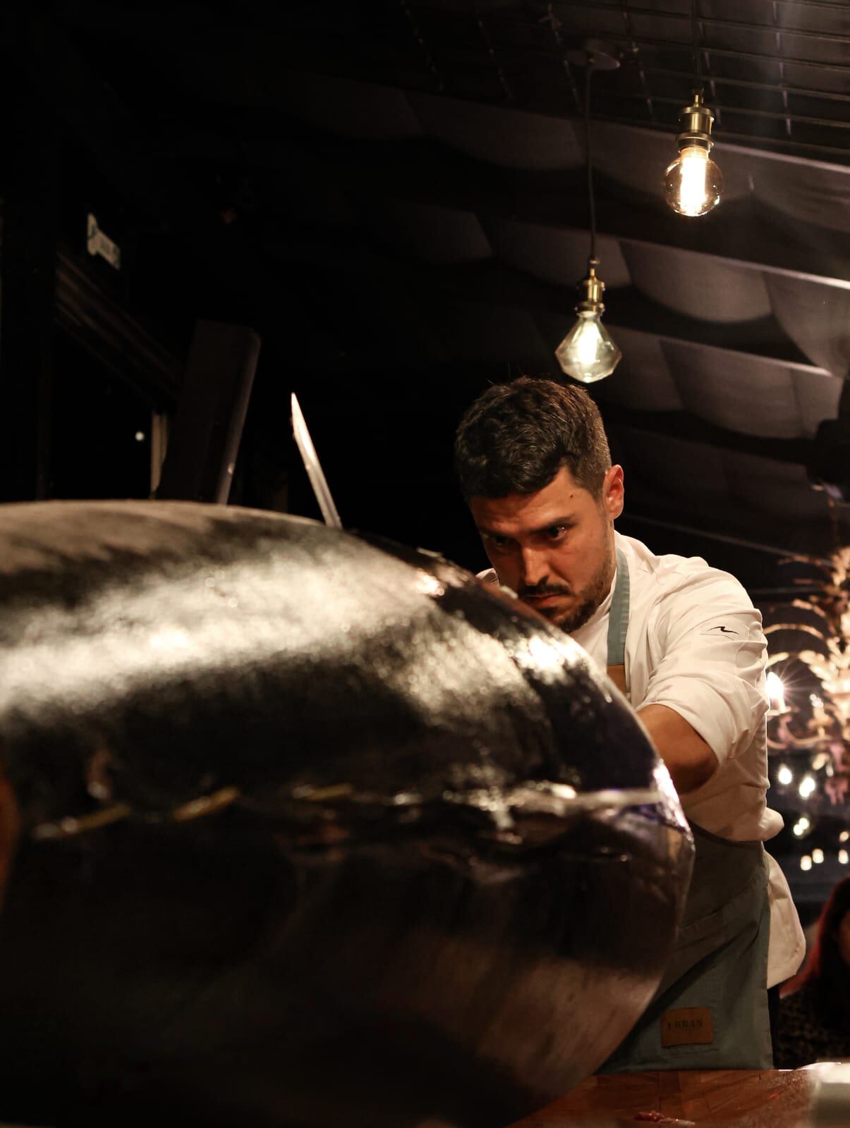 Fermín Azkue, chef ejecutivo y socio del Grupo Salvaje porcionando un atún de 392 kilos en medio de un roqueo en Bogotá.