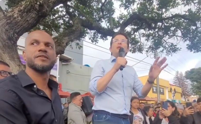 Víctor Mosquera, edil de la localidad de Fontibón junto a Miguel Uribe Turbay.