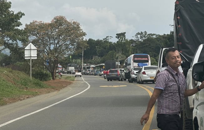 Decenas de automóviles, camiones y buses de transporte público se encuentran atascados sin paso.
